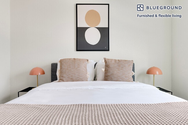 Building Photo - 201 E 4th St