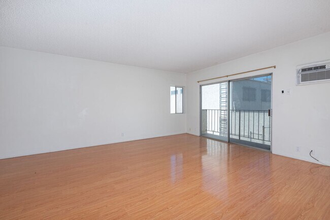 Building Photo - 911 W College St