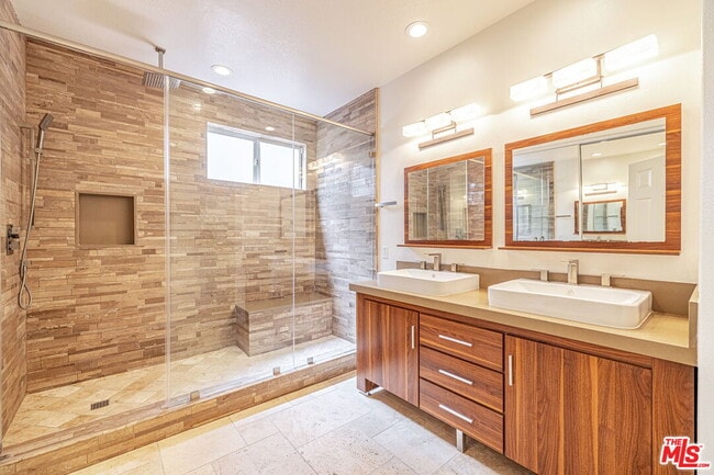 Building Photo - 25755 Hood Way