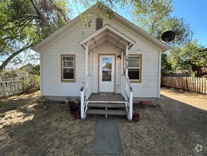 Building Photo - Cozy 2 Bedroom 1 Bath w/ all amenities and...