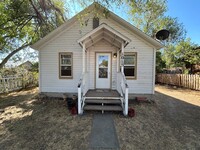 Building Photo - Cozy 2 Bedroom 1 Bath w/ all amenities and...