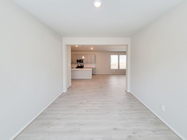 Building Photo - Single-story layout features a bright, open concept living area, dining space, and kitchen. Pebbl...