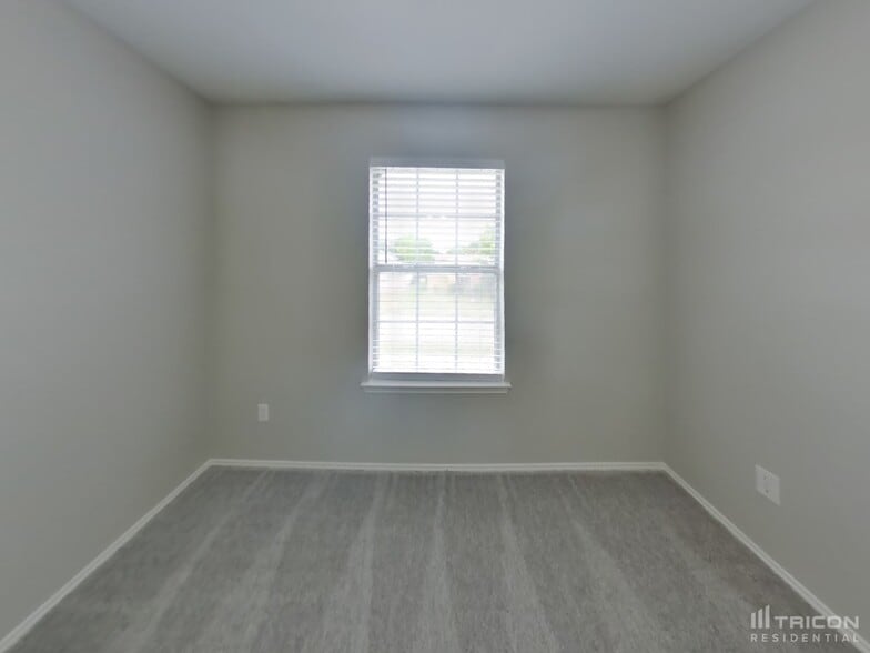 Building Photo - 1701 Pecan View Dr