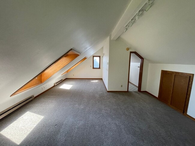Building Photo - Lovely, Spacious Home with Stunning view o...