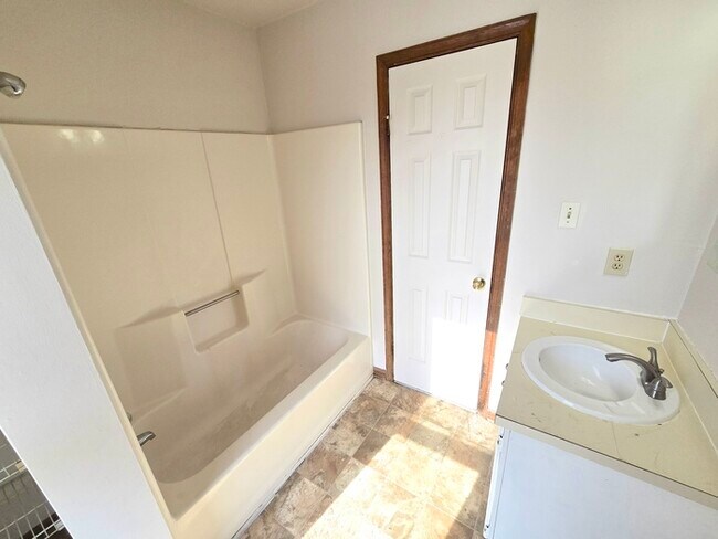 Building Photo - 2-STORY CONDO IN HEART OF PORTSMOUTH! 2 BED/2 BATH!