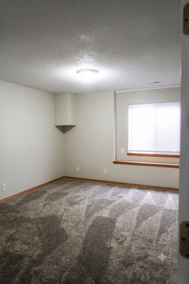 Building Photo - Beautiful and Spacious 4 Bedroom