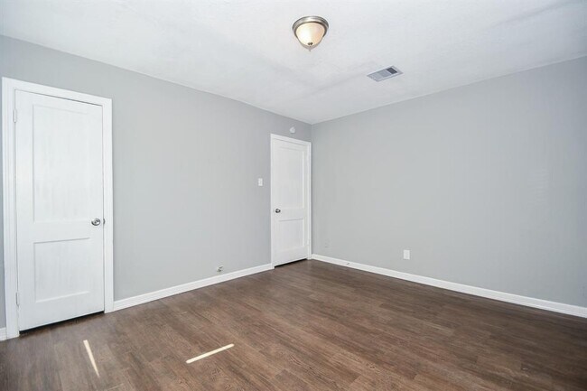 Building Photo - 7334 Mountbatten Rd