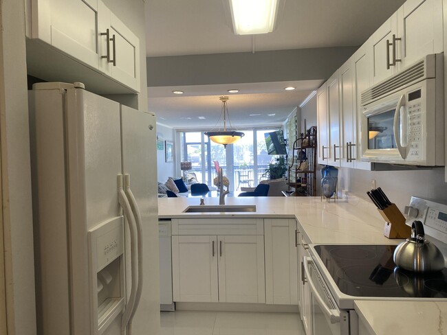 Building Photo - 14 Royal Palm Way