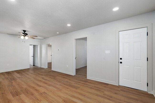 Building Photo - 3 Bedroom, 1 Bathroom remodeled house!