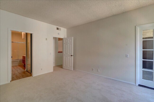 Building Photo - Resort Like Living 2 Master Suites Condo F...