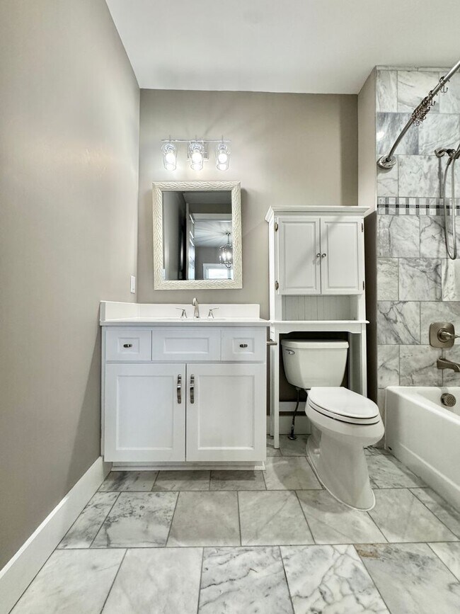 Building Photo - 3 Bed, 3.5 Bath Home w/ 2 Car Garage and Lake Views