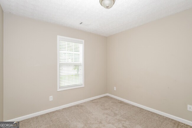 Building Photo - 135 Oak Meadows Dr