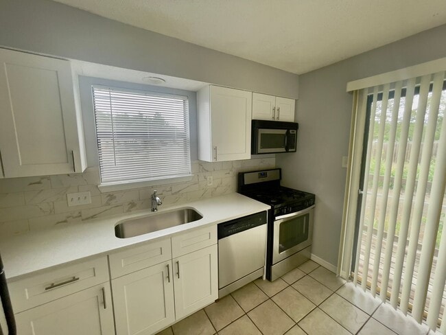 Building Photo - 2001 Kenneth Ave