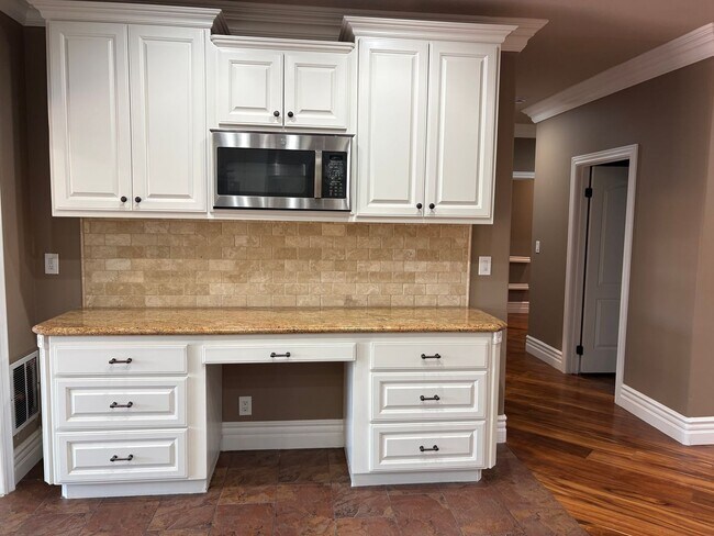 Building Photo - Spectacular-Remodeled 4-Bedroom Home with Pool, Spa, + 600 sqft Bonus Space in lovely Sylmar neig...