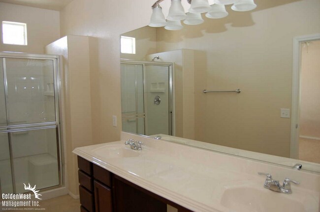 Building Photo - Gorgeous 2Bdm 2.5Ba Townhome with a Loft in Gated Community