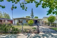 Building Photo - Charming updated 3 bedroom, 1 bathroom hom...