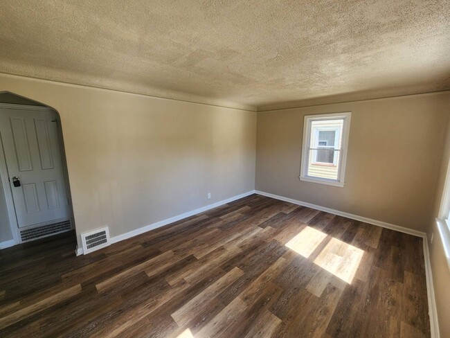 Building Photo - Charming 3-Bedroom Property in Prime Location