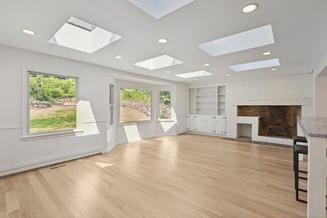 Building Photo - 8 Fairview Ln