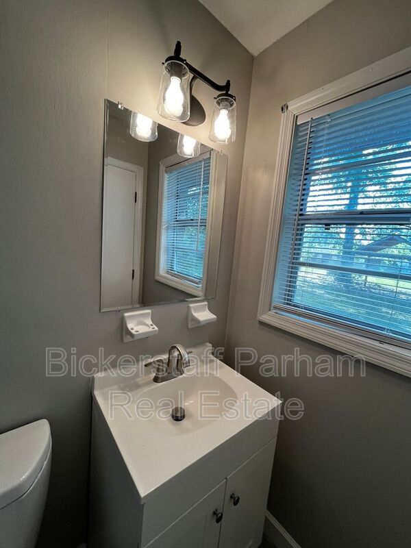 Building Photo - 5615 Buxton Dr