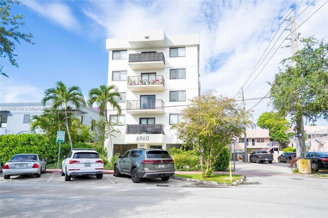 Building Photo - 6960 Rue Vendome