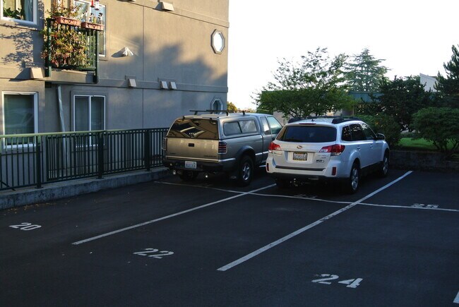 Building Photo - Two Bedroom/Two bath Capitol Hill Condo - ...