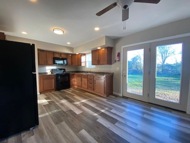 Building Photo - Welcome to this charming two-bedroom, one-bathroom double located in the heart of Springfield, OH+