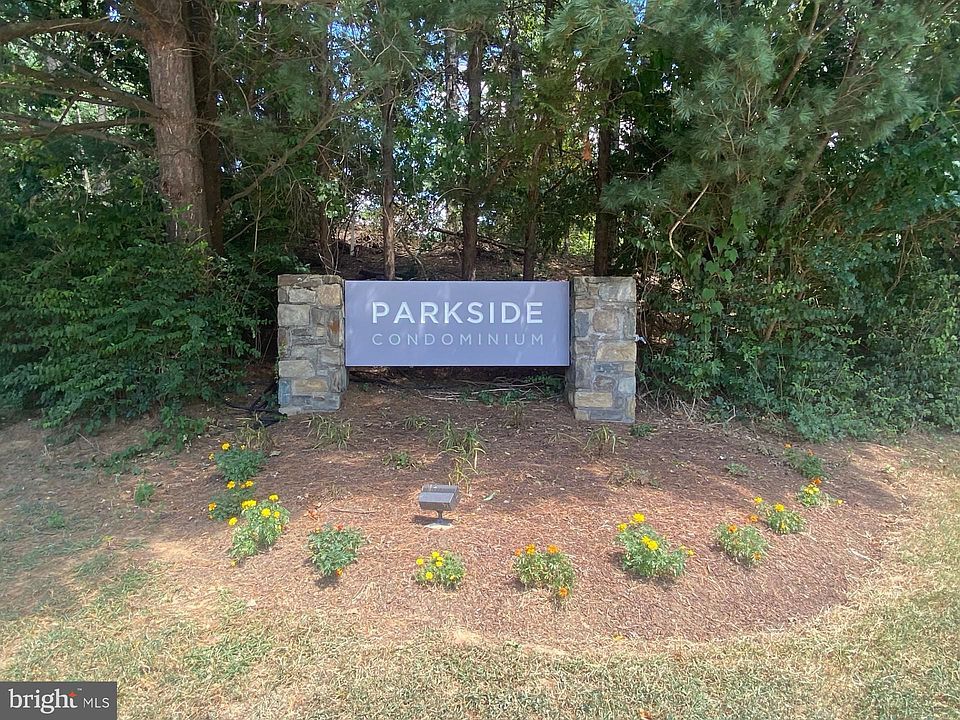 Building Photo - 10618 Kenilworth Ave