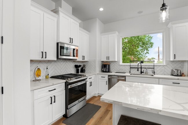 Building Photo - 3030 Live Oak St