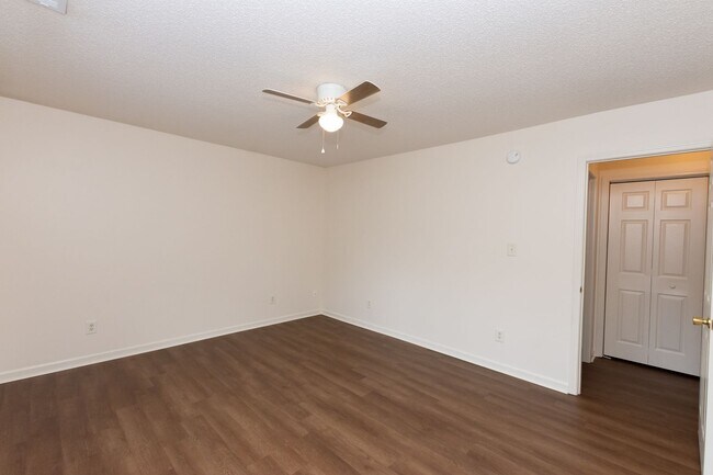 Building Photo - 241 Lakewood Dr