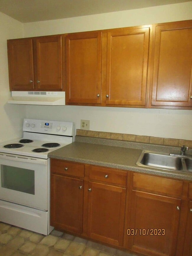 Building Photo - Available Mid-Late September 2025 Remodele...