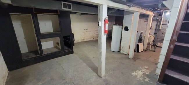 Building Photo - AVAILABLE JUNE 1ST - 2 Bed/ 1 Bath w/ Great Yard!