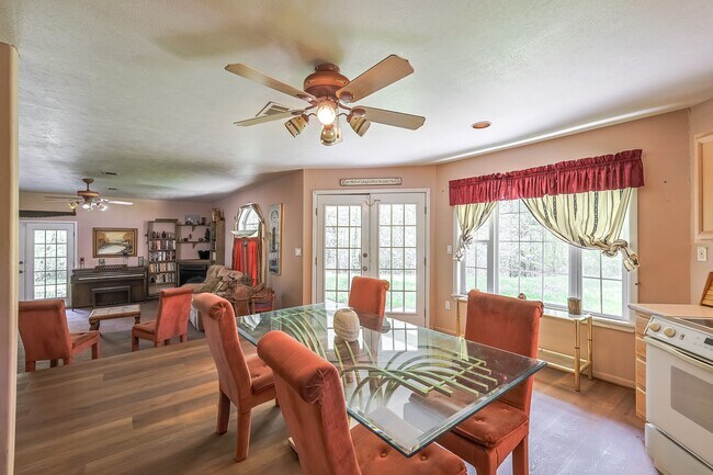 Building Photo - 8 Vick Rd