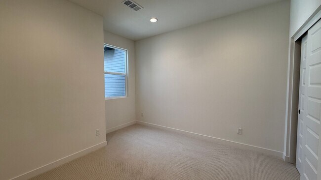Building Photo - Stunning 3 bedroom, 2.5 bathrooms, 2 story...