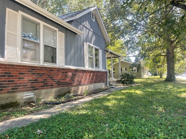 Building Photo - Nice Home w/Garage Available Now in Benton!