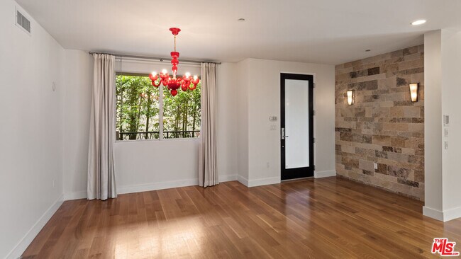 Building Photo - 1304 S Roxbury Dr