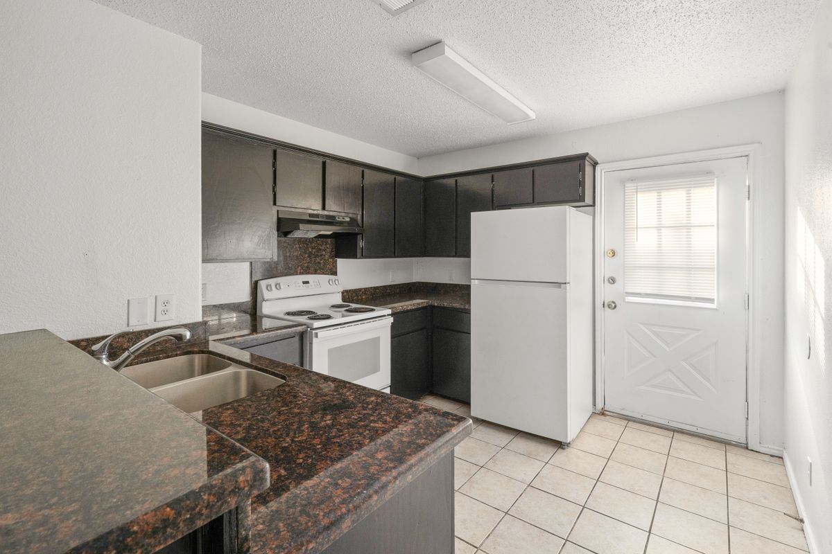 Building Photo - 1219 W Carmen Ave