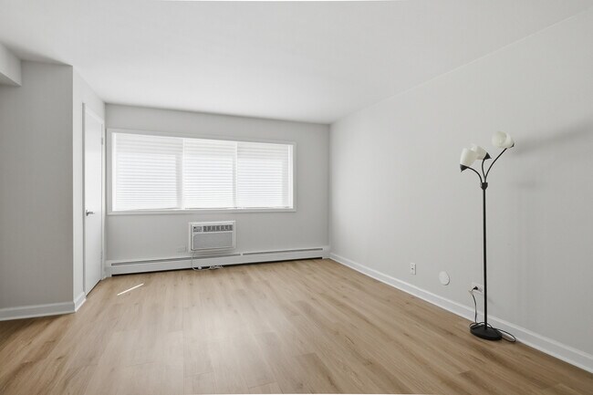 Building Photo - 750 W Dempster St