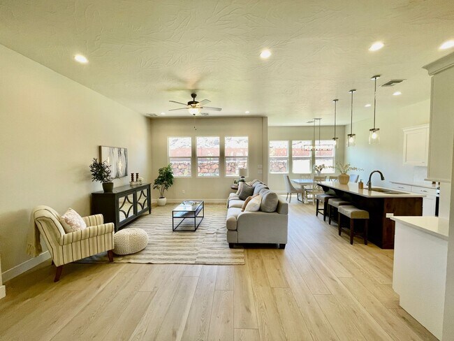 Building Photo - 5-Bedroom home in Desert Canyons