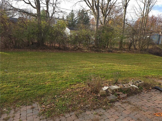 Building Photo - 379 Hollybrook Rd