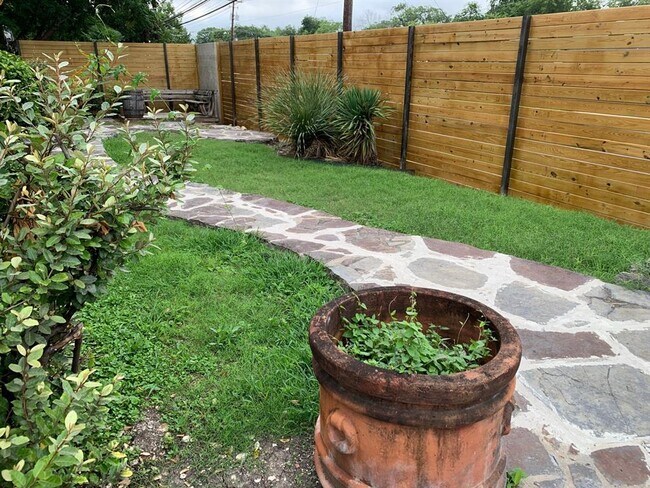 Building Photo - 2708 S 1st St