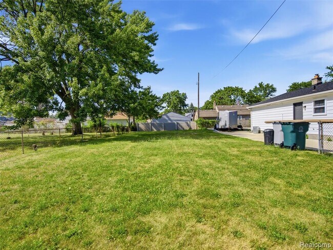 Building Photo - 1221 E Granet Ave