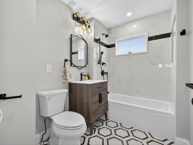 Building Photo - 111 Sharon St