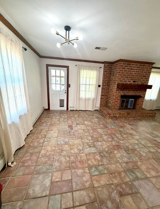 Building Photo - 5 Bed 2 Bath Home for Rent in Chesapeake!