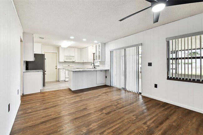 Building Photo - 1102 Shadowbrook Dr N