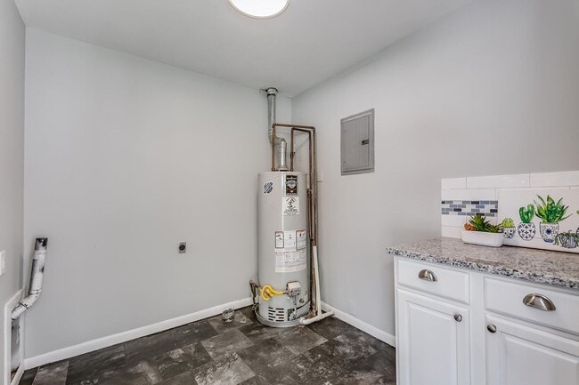 Building Photo - 3 Bedroom home in Haysville