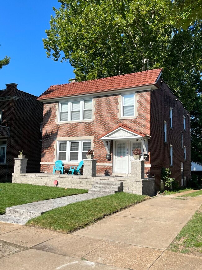 Building Photo - 1021 Commodore Dr
