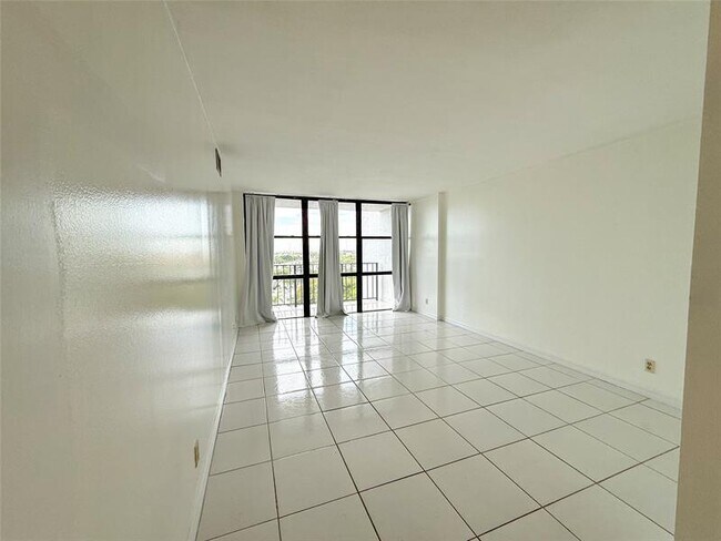 Building Photo - 800 Parkview Dr