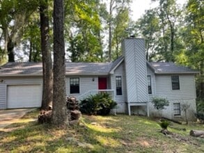 Building Photo - LARGE 4 BEDROOM 3 BATH HOME AVAILABLE NOW