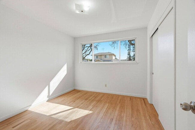 Building Photo - Cherry Chase Home