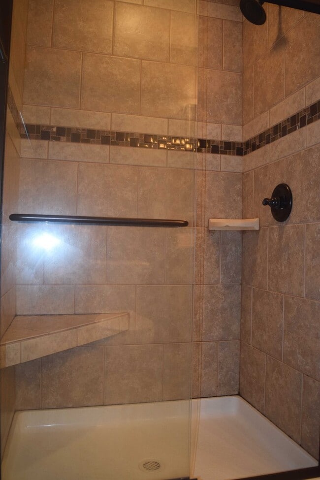 Building Photo - Gorgeous Split Foyer Home!